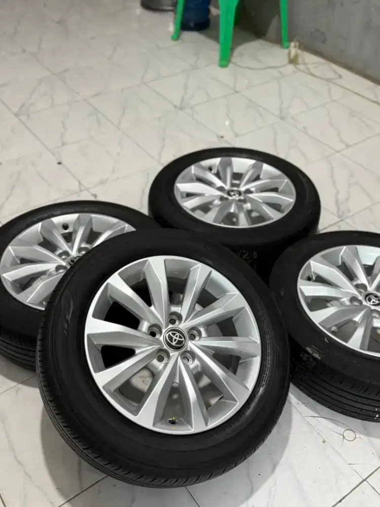 JUAL/TT VELG INNOVA ZENIX TIPE V R17 VCD5X114 BAN DUNLOP 215/60/17 80%