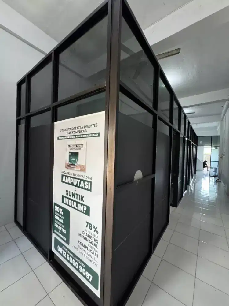 sekat ruangan/ kamar. kaca depan toko.. bahan alumunium + kaca reben