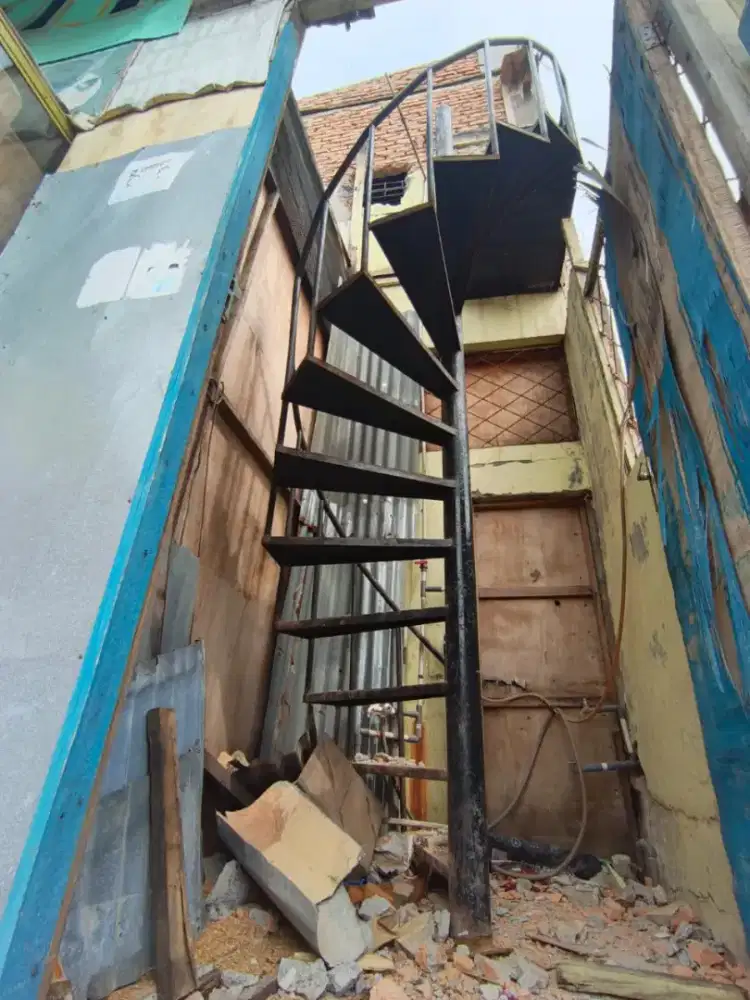 Tangga Besi Putar Spiral Tinggi ±4,3 Meter – Kokoh & Siap Pakai