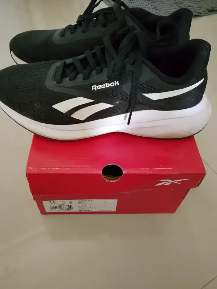 Sepatu Reebok Kondisi Seperti Baru