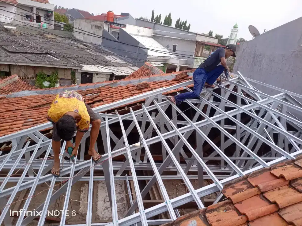 Pemasangan baja ringan dan renovasi atap lama