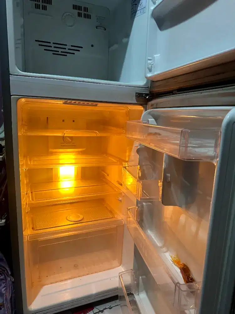 Di jual kulkas LG 2 pintu normal bagus