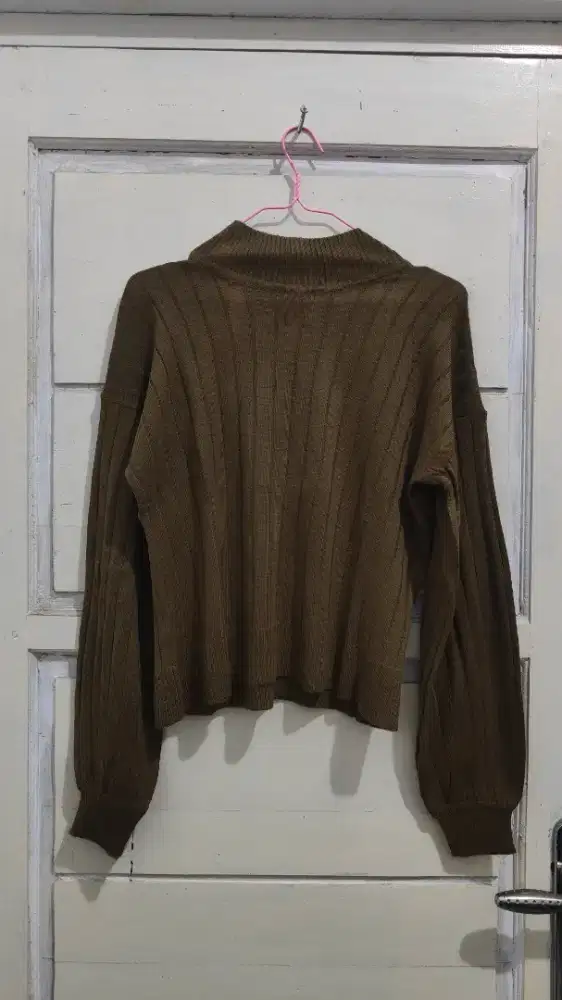 Sweater kerah tinggi