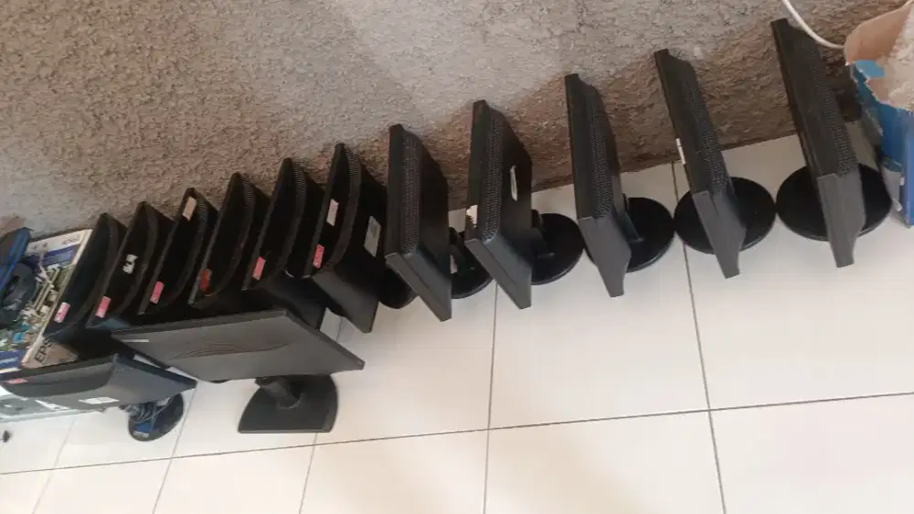 Monitor LCD dan LED 16 inci