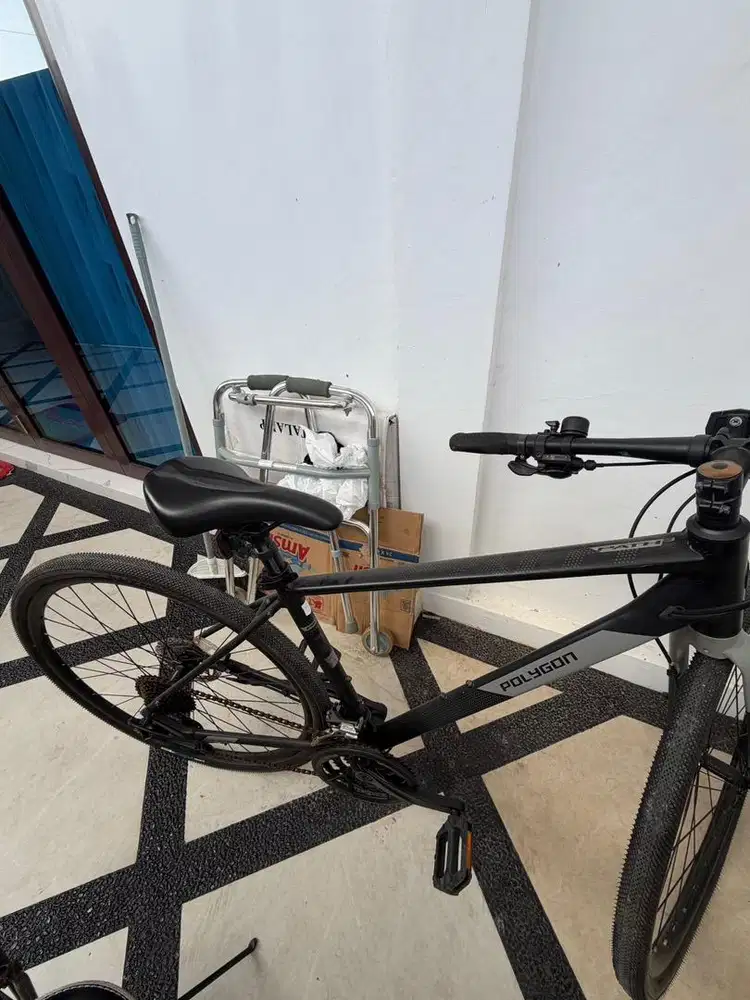 Sepeda polygon hitam
