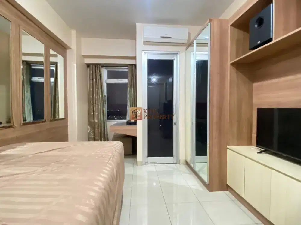Studio Green Bay Pluit Bayview Modern Minimalist Warm Wood Interior Pool View Dekat Baywalk Mall & Bandara