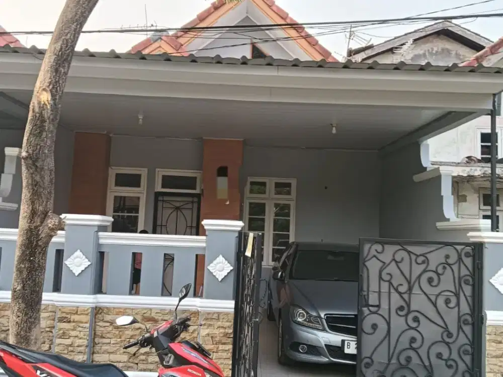 Rumah Bagus 2 Lantai di Komplek Taman Harapan Baru!