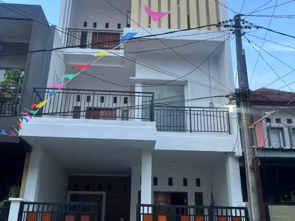 Rumah Siap Huni 4 Lantai di Komplek Taman Harapan Baru!