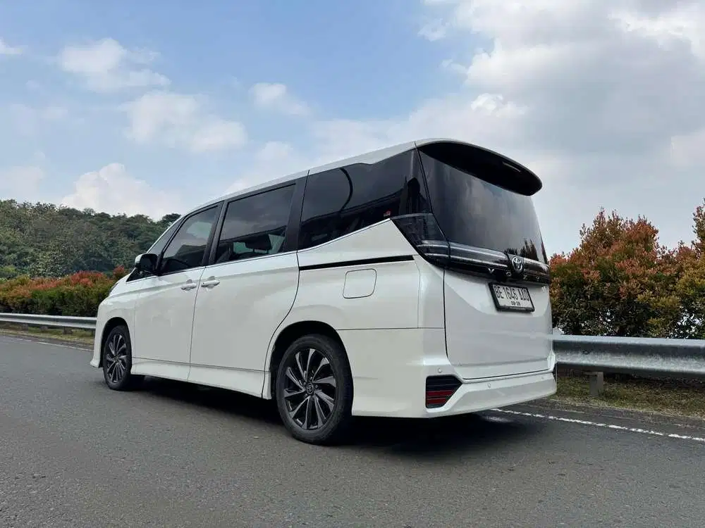 Toyota Voxy 2023 Bensin