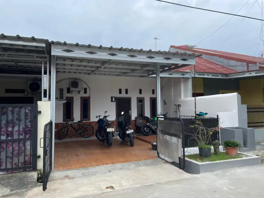 Rumah Bagus dan Siap Huni di Komplek Taman Harapan Baru!