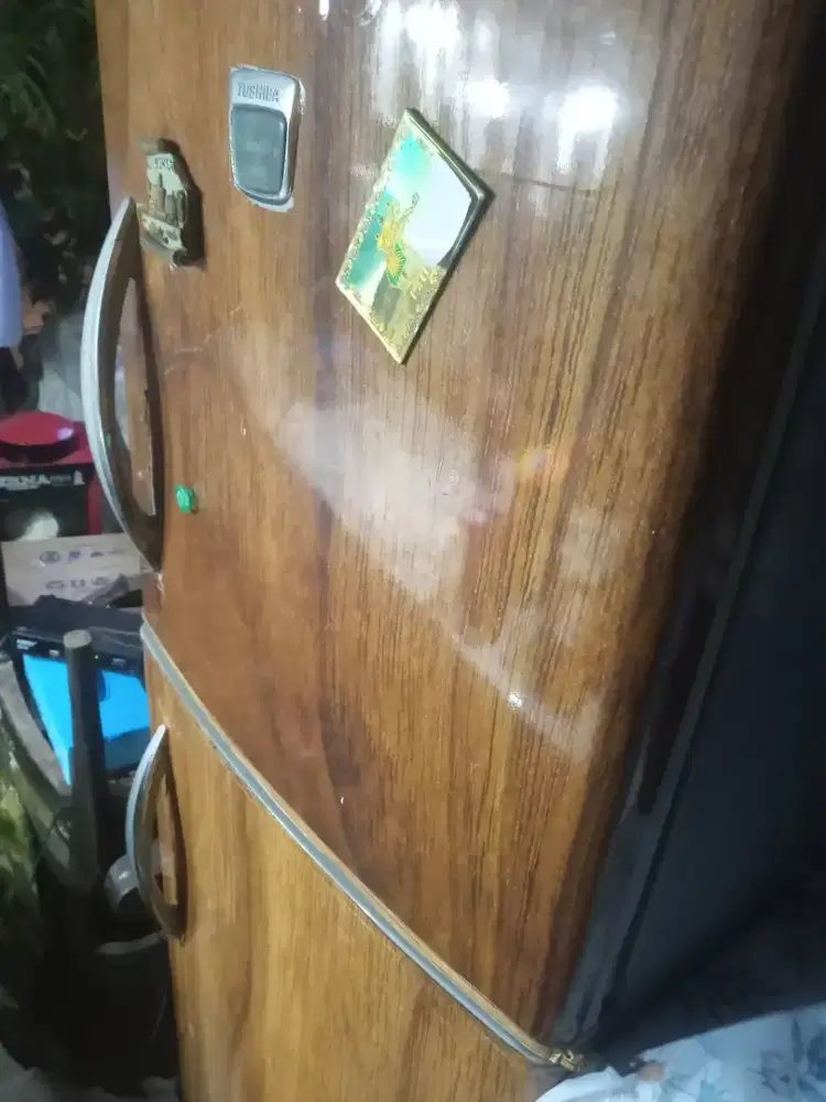 Di jual kulkas 2 pintu merek SHARP