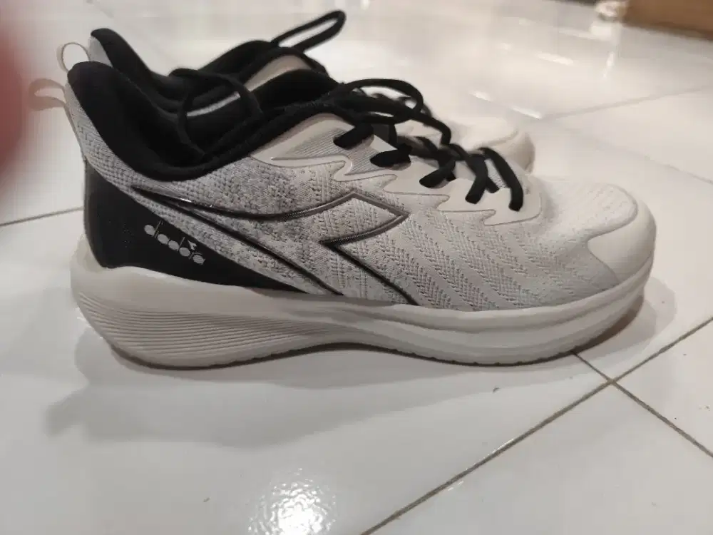 Sepatu running Diadora