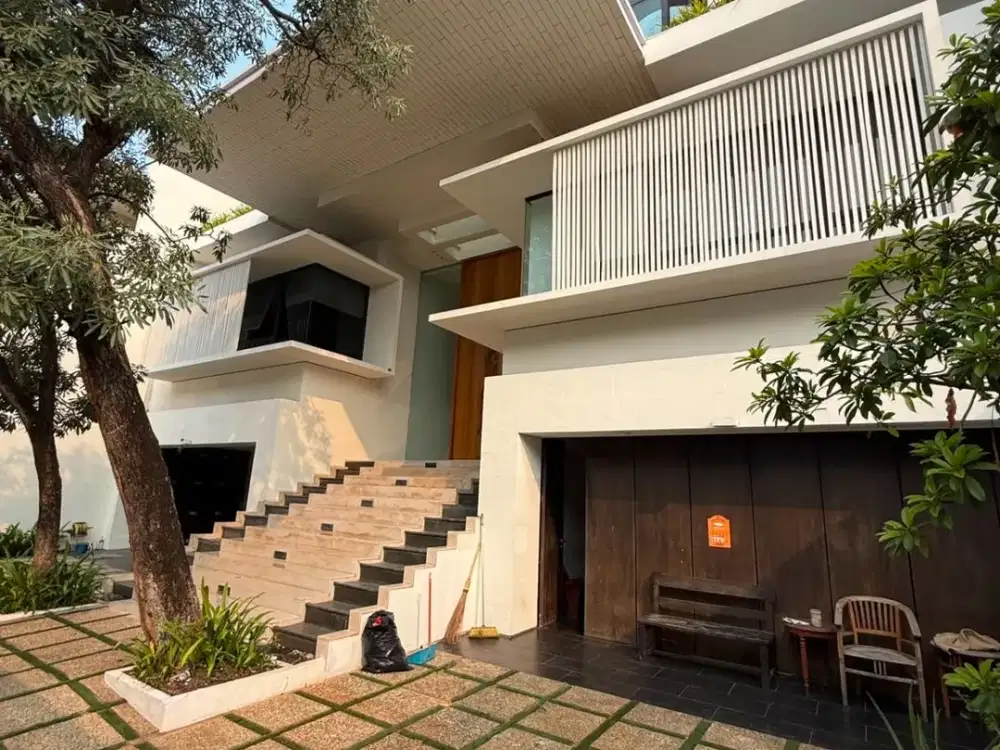 Rumah Super Mewah Pik1 Uk 17X35 Bangunan Mandiri,3 Lantai,Pool,Karaoke,Gym,Bali Style