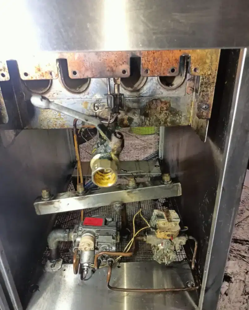 Kompor gas oven water heater melayani panggilan