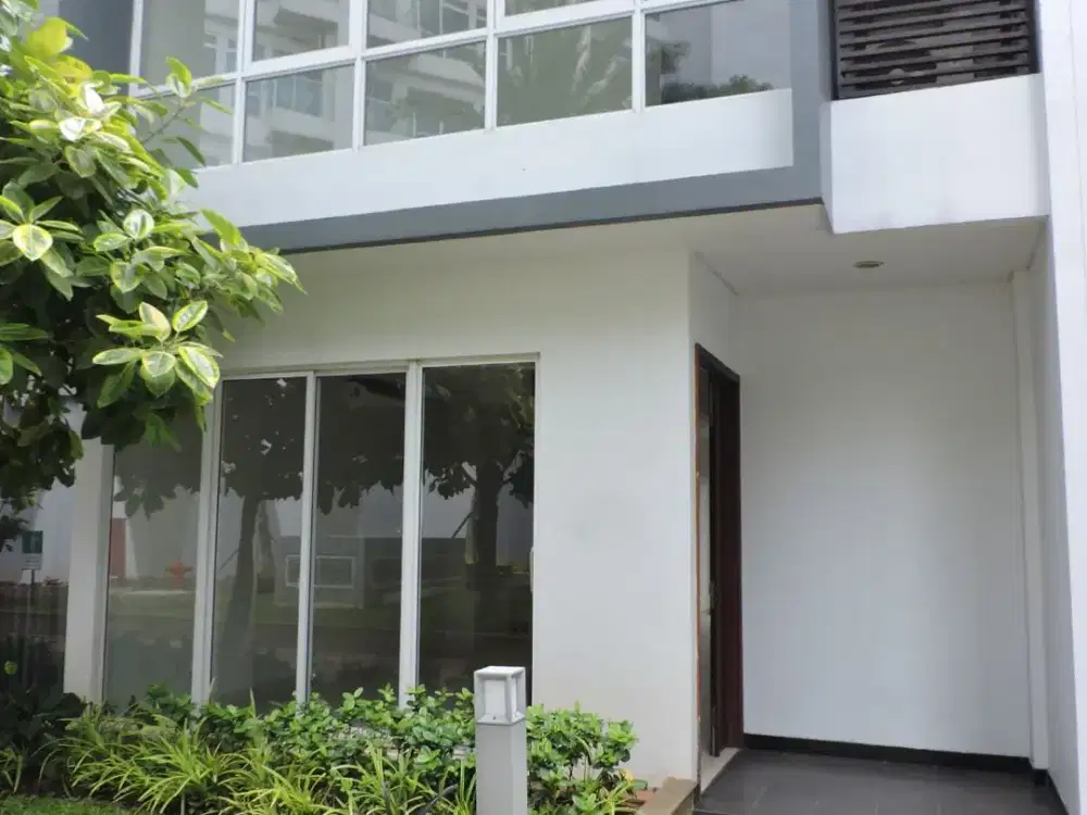 Town House Puri Mansion 2.5 Lantai Semi Furnished Jakarta Barat