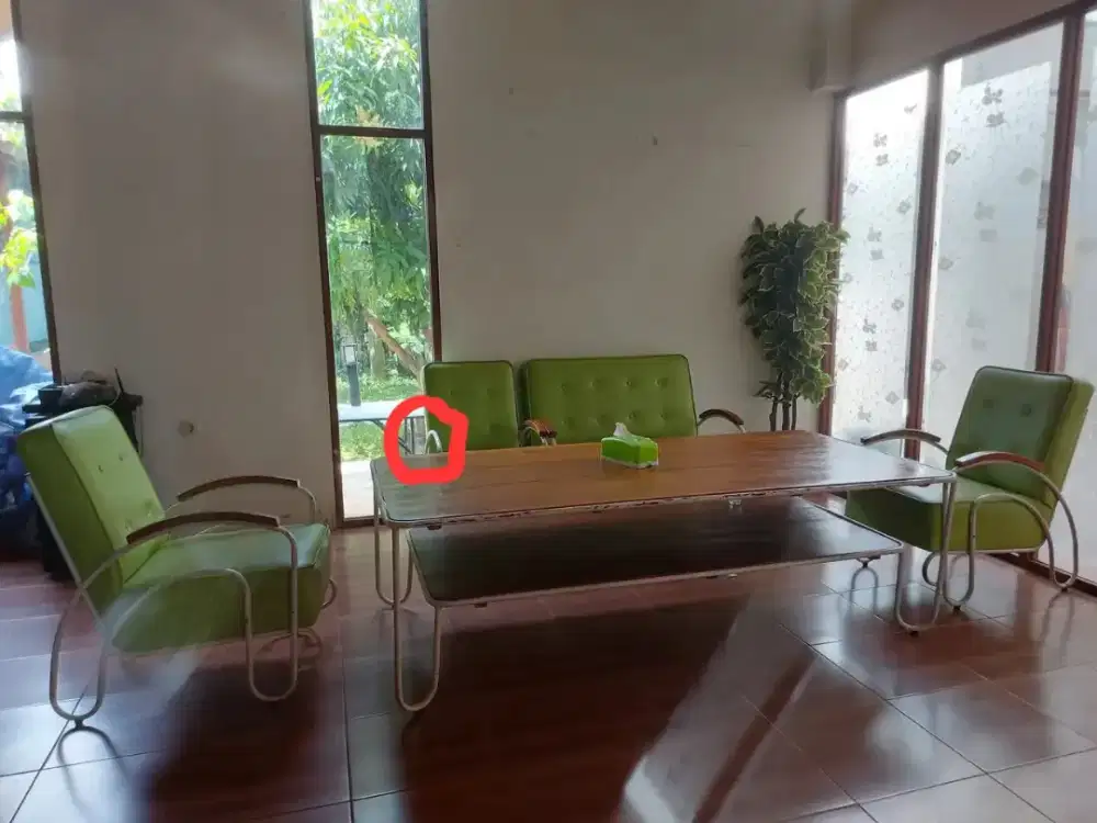 Kursi dan meja makan