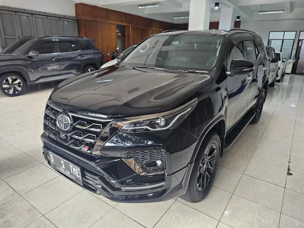 Toyota Fortuner 2.8 GR diesel at 2022 hitam, km 20rb, service recore