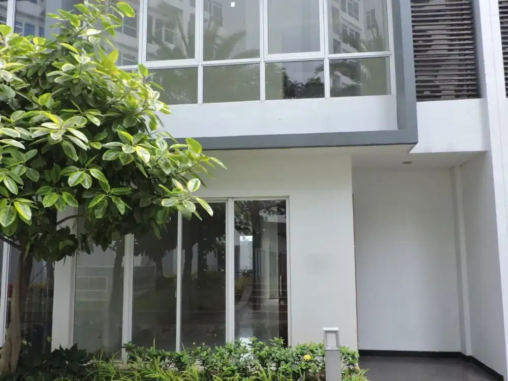 Town House Puri Mansion 2.5 Lantai Semi Furnish Jakarta Barat