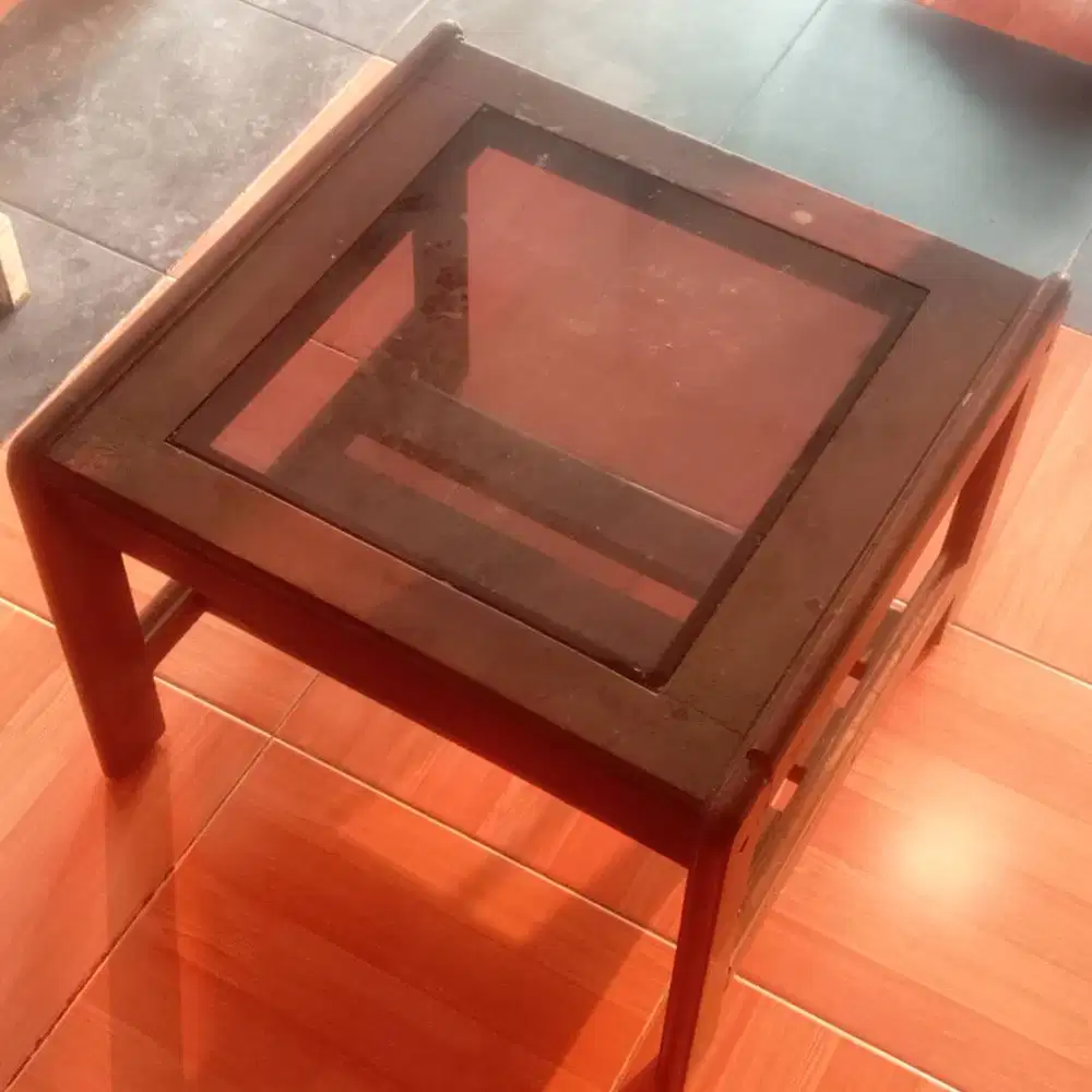 Meja kayu dengan permukaan kaca