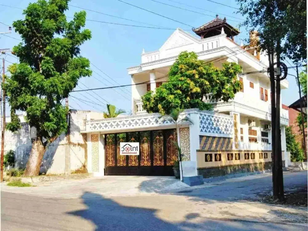 Rumah Mewah 3Lt Strategis Dekat Gor Manahan dan Exit Tol