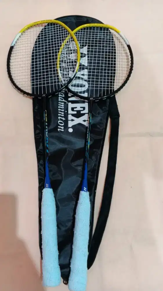 Raket badminton Yonex sepasang