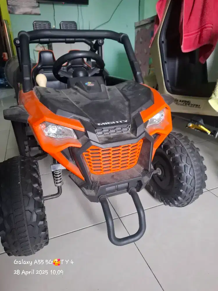 Mainan mobil dan sepeda