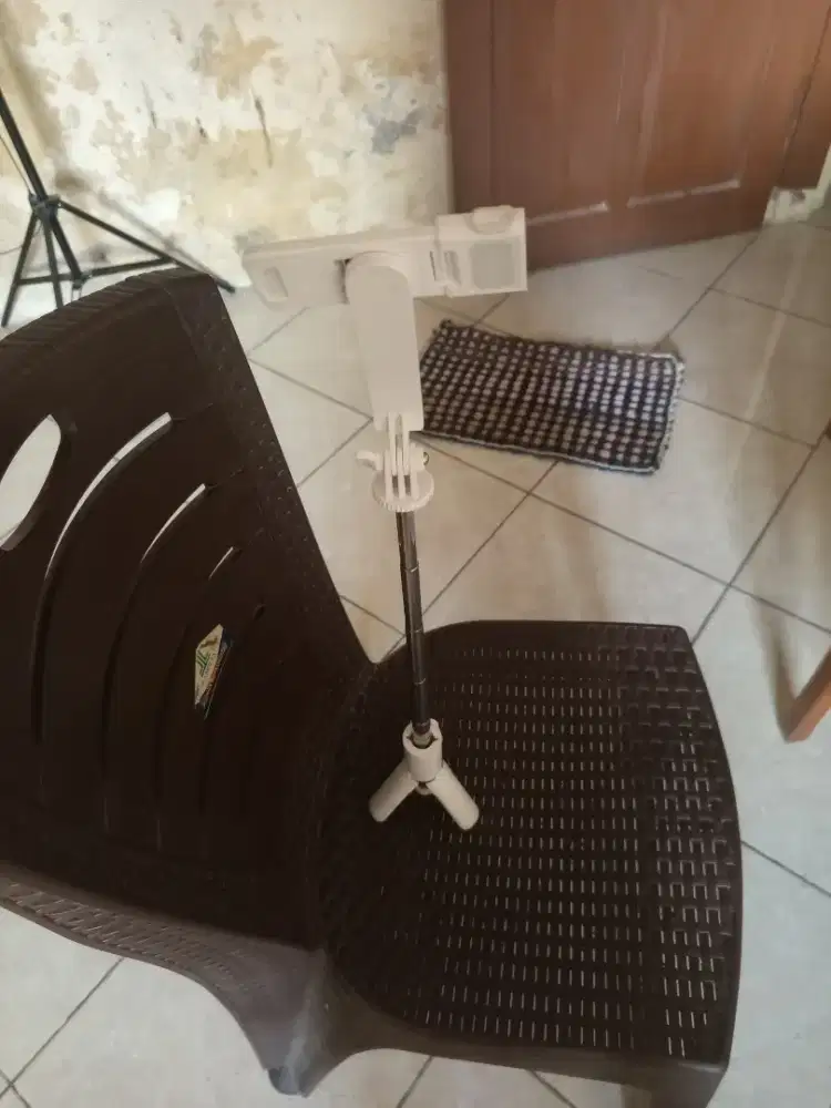 Tripod bluetooth dgn cahaya lampu