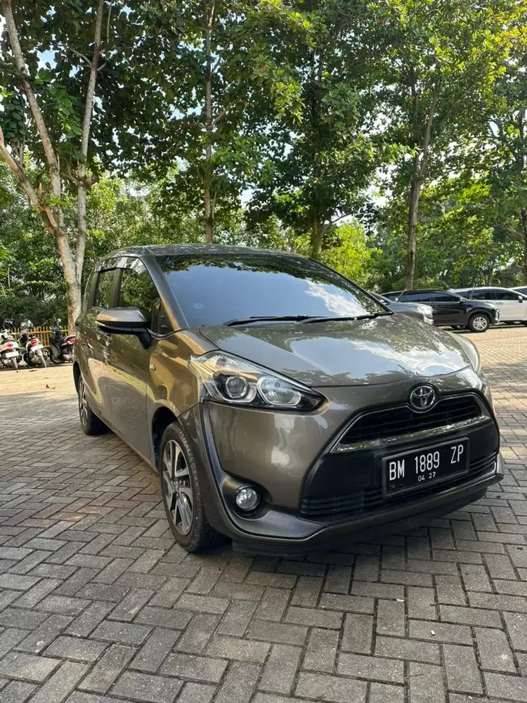 Toyota Sienta V 1.5 AT 2017 km low