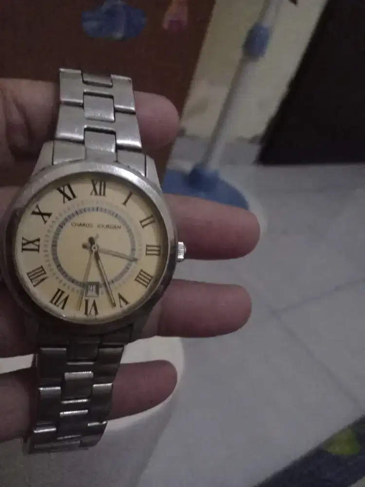 Dijual jam tangan charles jourdan. Masi bagus