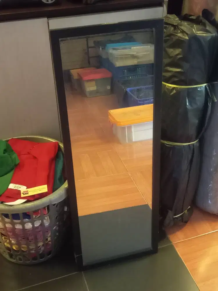 Cermin segi empat ukuran sedang