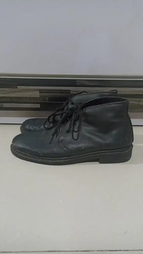 Sepatu pantofel hitam