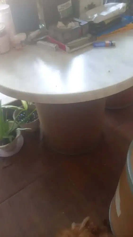 Meja dan kursi minimalis