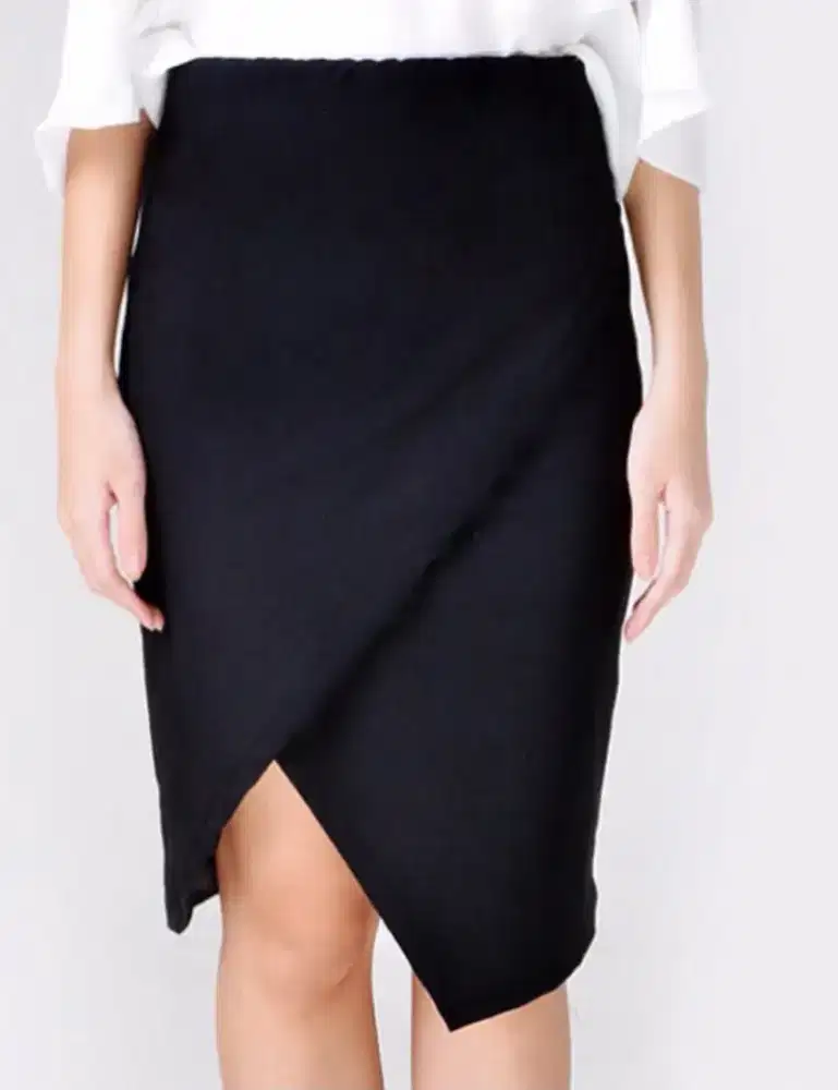 Rok warna hitam.