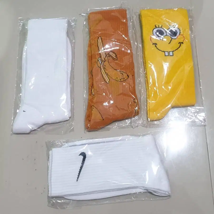 Kaus Kaki Pria Dewasa Paket 4 Spongebob, Pisang, N|ke, Polos