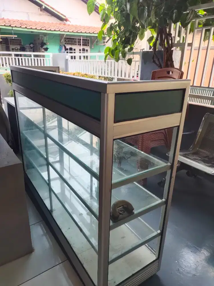 DI JUAL CEPAT ESTALASE SEPERTI BARU