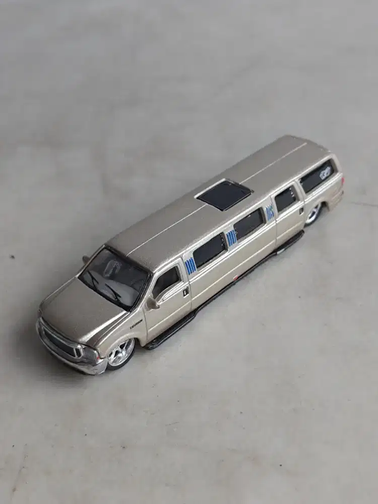 Ford Excursion Limousine Maisto Playerz Beige Silver Metallic Luxury