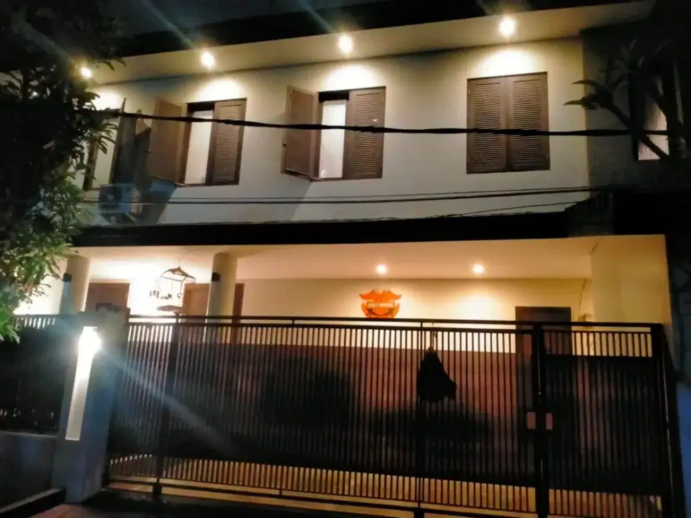 Dijual Rumah Hoek 2 Lantai Lebak Bulus Jakarta Selatan - LT 424m² Garasi 3 Mobil SHM