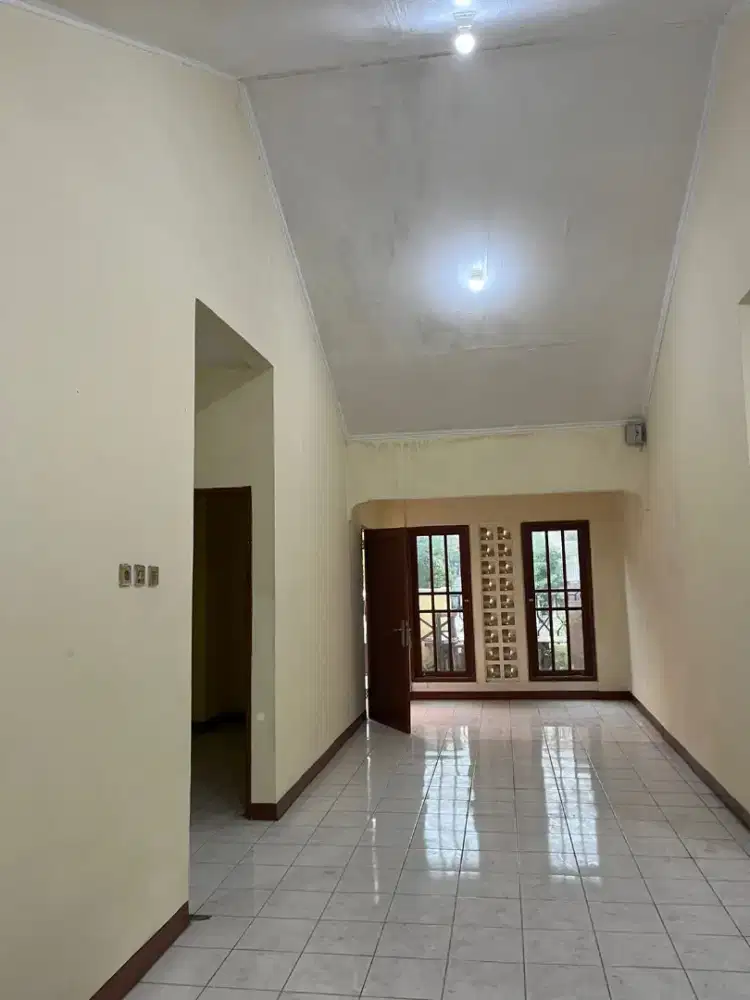 Disewa rumah bulevar hijau harapan indah lokasi depan