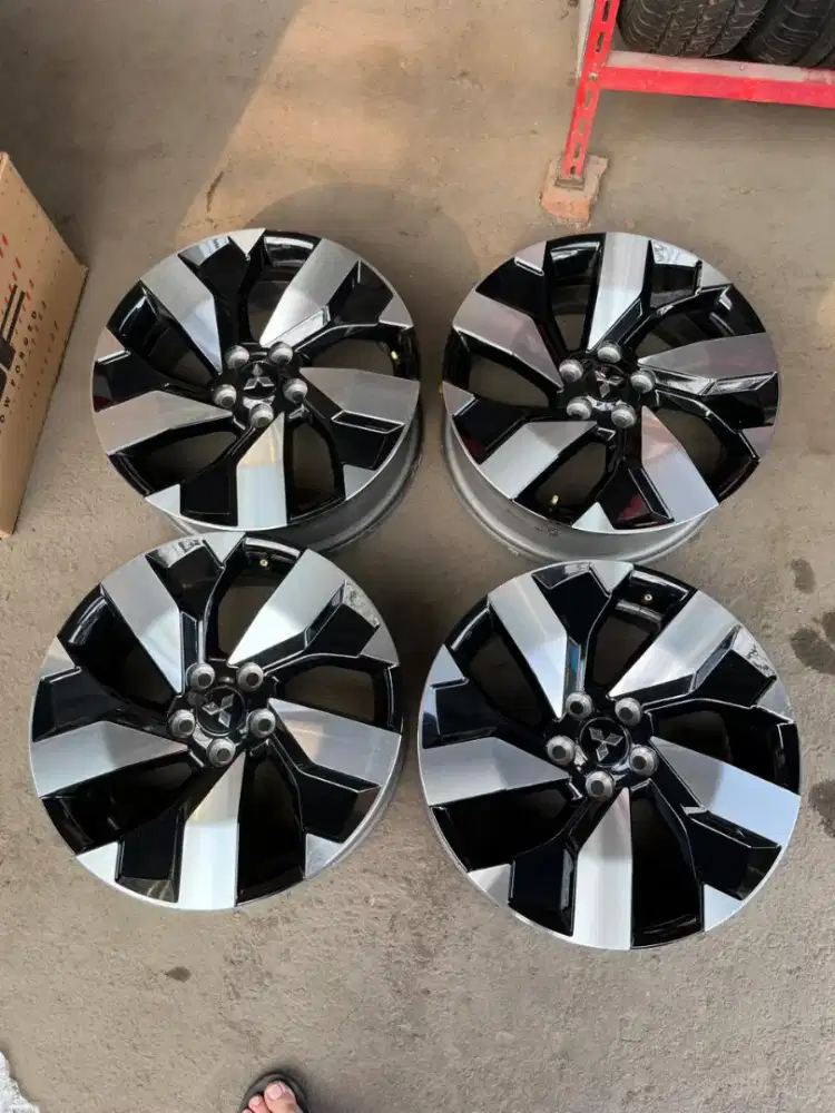 Velg original Mitsubishi destinator ring 18 pcd 5x114,3 4pcs. Xpander