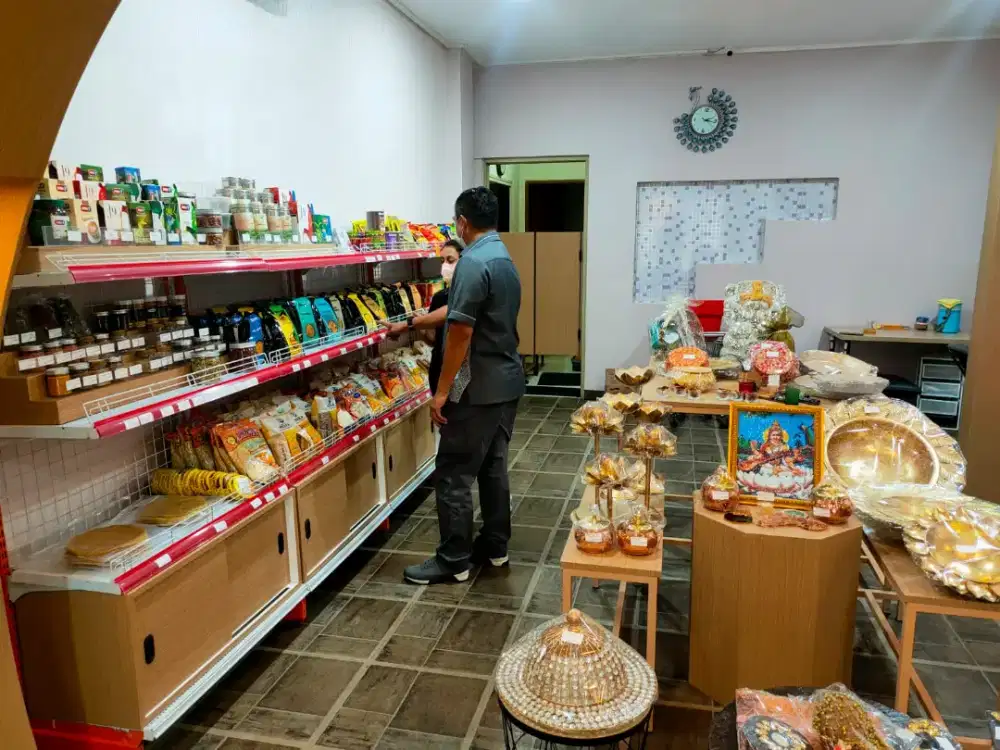 Pegawai toko  minimarket india di pasar baru