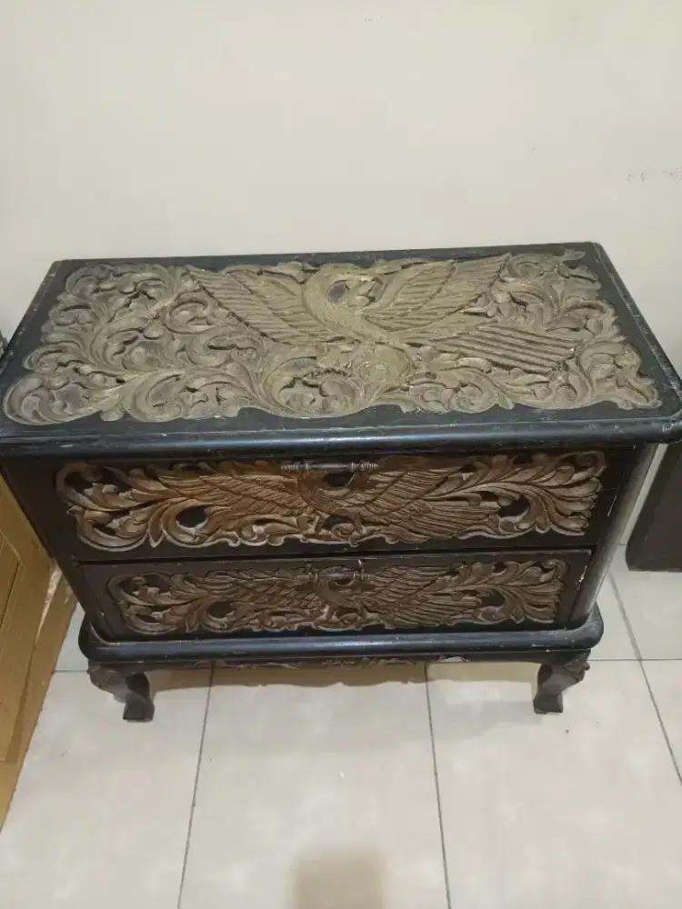 Lemari bufet antik