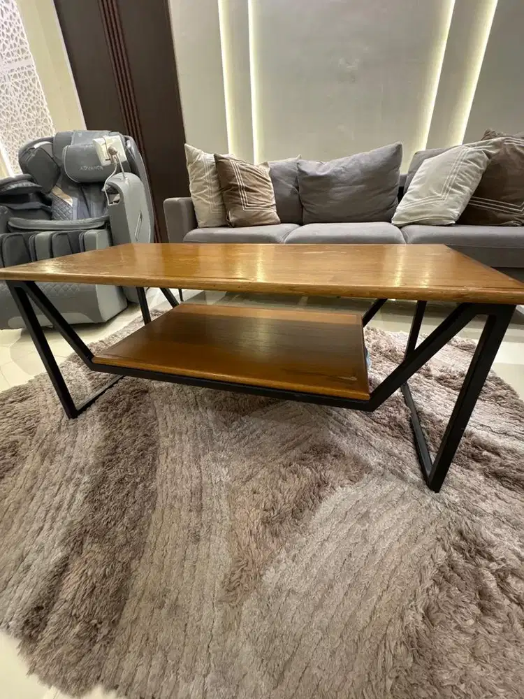 Meja kayu tamu bekas