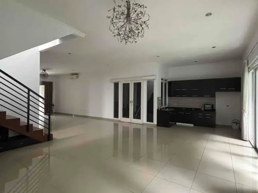 dijual harga dibawah pasar rumah semi furnished strategis di Batununggal indah