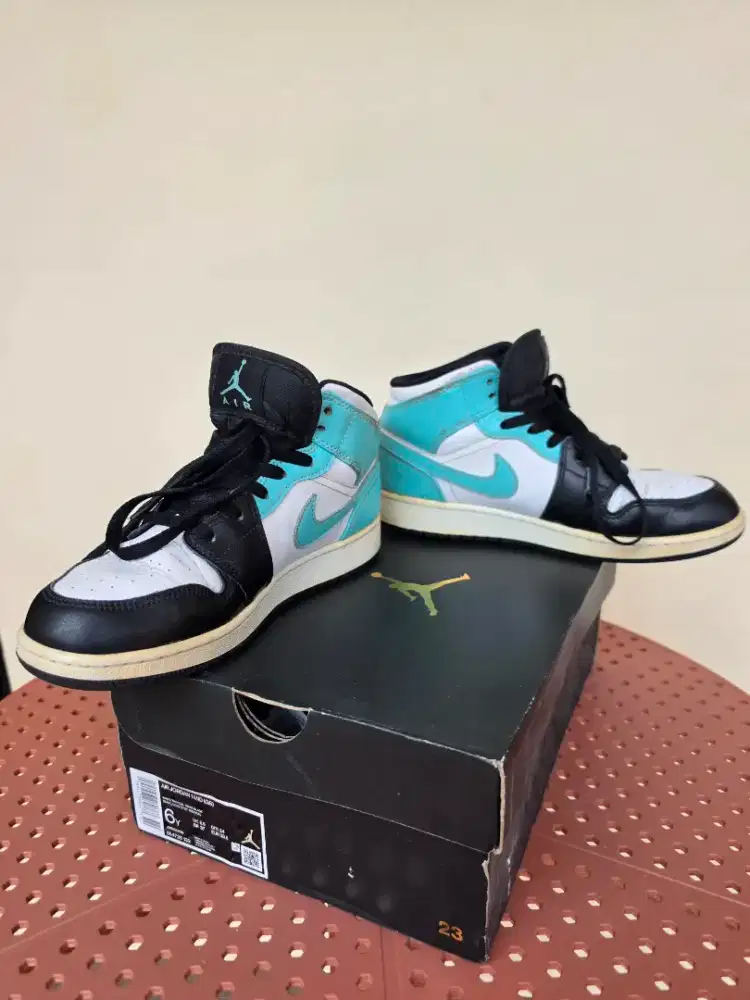 Original Second Nike Air Jordan 1 Mid (GS) Tropical Twist Size 38,5