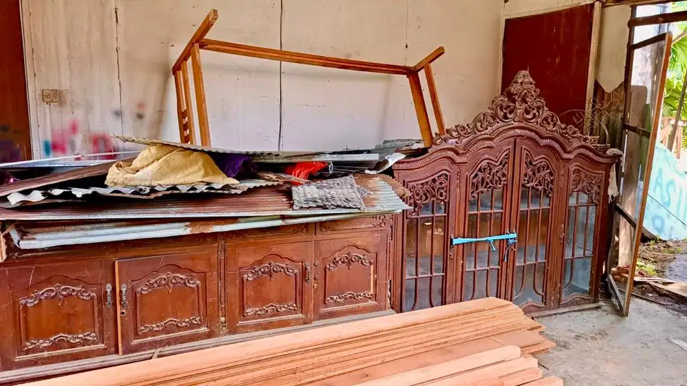 Lemari Hias Komodo Kayu Jati 4 Pintu Ukiran Klasik