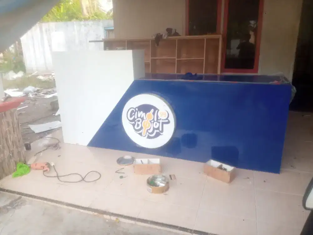 Meja kasir minimalis