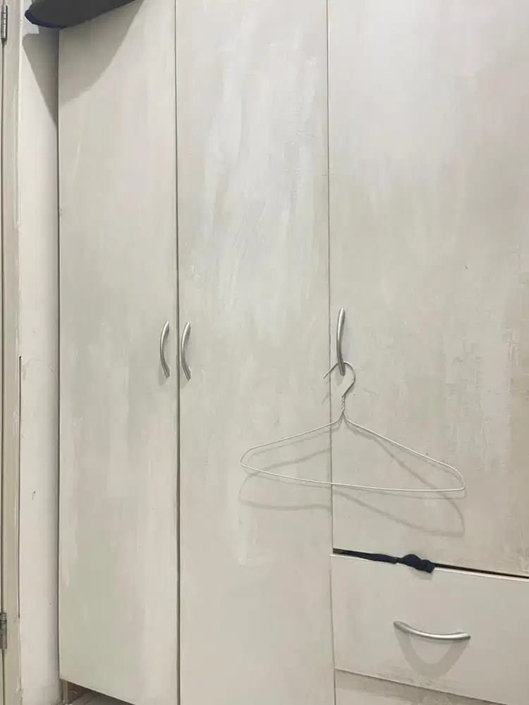 Lemari 3 pintu putih