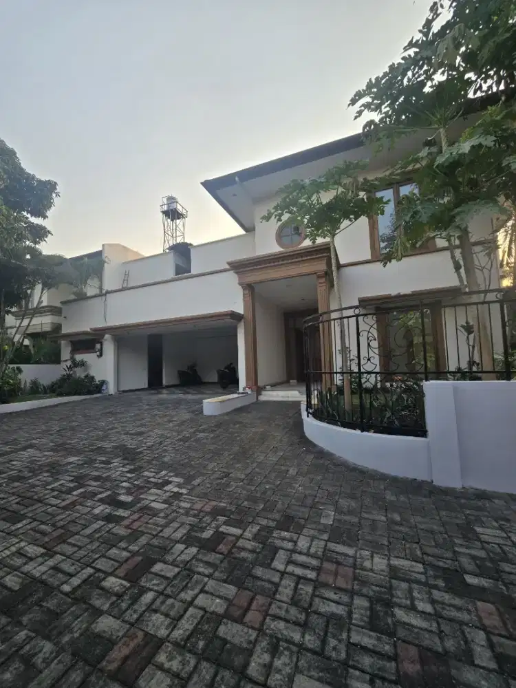 Rumah Luas Ada Kolam Renang Pribadi Area Ampera Jakarta Selatan