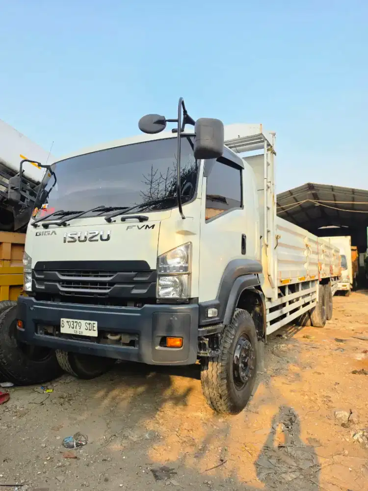 Isuzu gigs fvm 245 tronton 6x2 bak besi cargo 9.6m tahun 2018