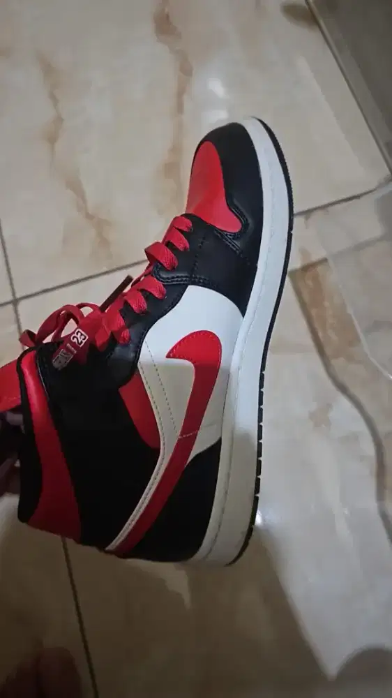 Jordan 1 mid alternate bred toe